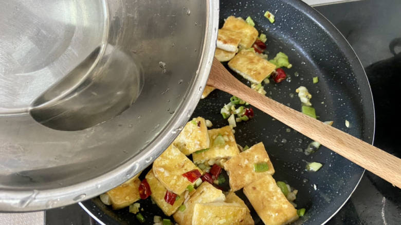 椒盐豆腐,加入少许清水,中火翻炒到水收干