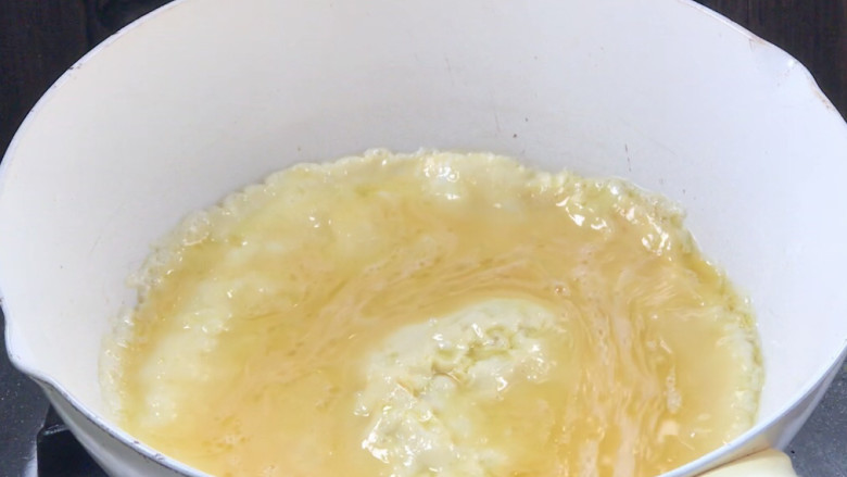 糖醋鸡蛋,起锅热油,倒入蛋液