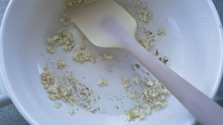 茄汁巴沙鱼,锅中放入油,煸炒蒜末出香味。