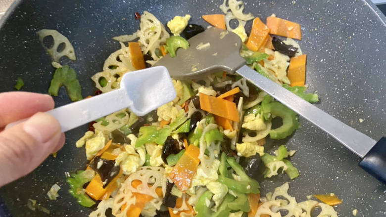 苦瓜炒藕,尝下咸淡,根据自己的口味补充少许食盐,翻炒均匀即可出锅