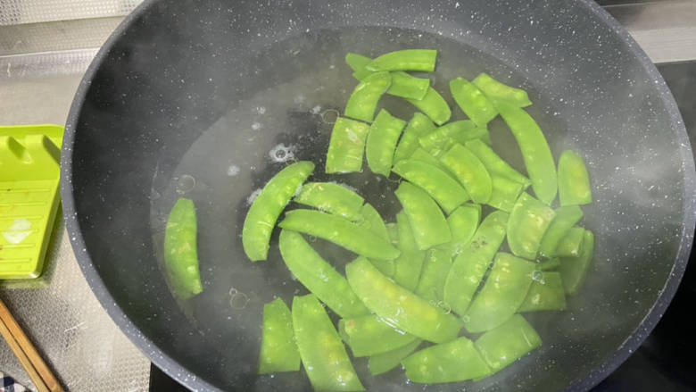 荷兰豆藕片,下荷兰豆木耳，焯水一分钟