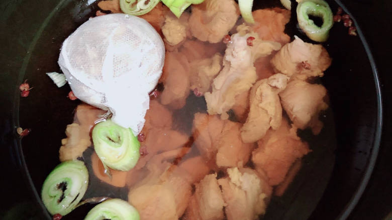 芋头焖牛腩,加入水,选择牛肉按键,45分钟即可焖好。