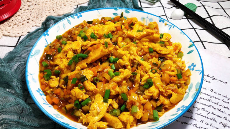 糖醋鸡蛋,成品,鸡蛋外焦里嫩,酸甜可口,搭配胡萝卜黄瓜甜椒,口感更丰富,营养更均衡,喜欢的小可爱快来试试吧😄