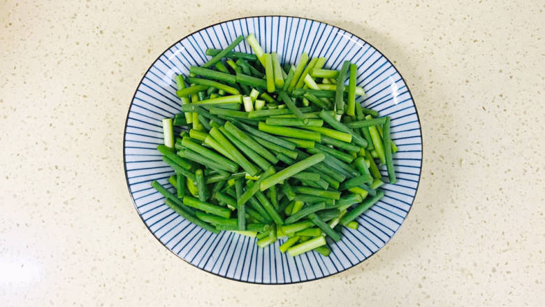 蒜苔五花肉,<a style='color:red;display:inline-block;' href='/shicai/ 146'>蒜苔</a>洗净,去根部,切成段