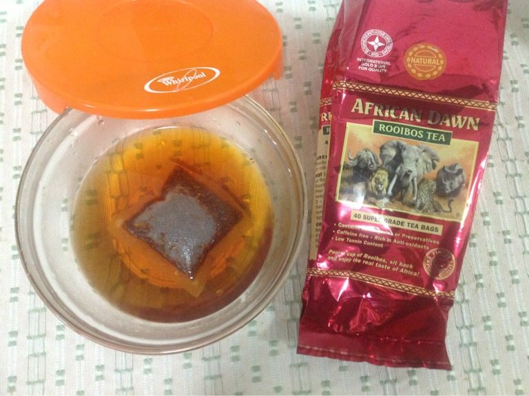 蓝莓奶茶,如图:红茶用开水泡好。