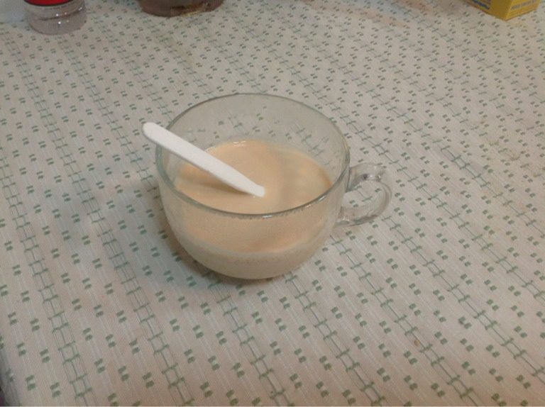 蓝莓奶茶,如图:按照个人口味,加入蓝莓炼乳或者原味炼乳。