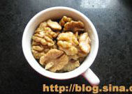 蜜汁核桃,<a style='color:red;display:inline-block;' href='/shicai/ 5056'>核桃仁</a>洗净晾干