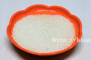 蔓越莓芝心糯米球,<a style='color:red;display:inline-block;' href='/shicai/ 498'>糯米</a>提前浸泡4小时以上,浸泡过的米冲净,加适量水