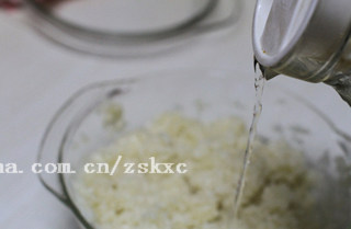 蔓越莓芝心糯米球,此时的米饭表层还是半生的,取出后用筷子打松,再加适量清水
