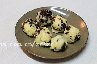 蔓越莓芝心糯米球,刨好<a style='color:red;display:inline-block;' href='/shicai/ 61855'>马苏里拉芝士</a>与蔓越莓混合,搓成馅团,待用