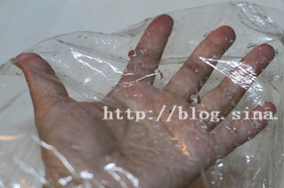 蔓越莓芝心糯米球,取一张保鲜膜,防粘可用少许水涂抹一下