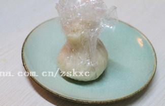 蔓越莓芝心糯米球,将蔓越莓馅放在糯米饭上,拧转保鲜膜,将饭团搓成球状,多余的饭可以去掉