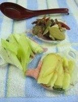 绝招炖排骨老人不塞牙 ,将各种调味料与排骨；熟鸡蛋；香菇块一起放入炖锅中。
