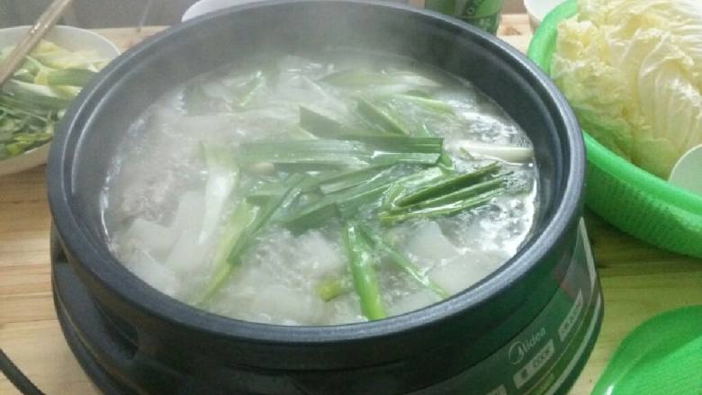 清炖鸡肉,加盐，水，鸡肉，生姜，蒜头，辣椒！放一锅，一个字：炖，越烂越爽！炖烂放入葱叶。