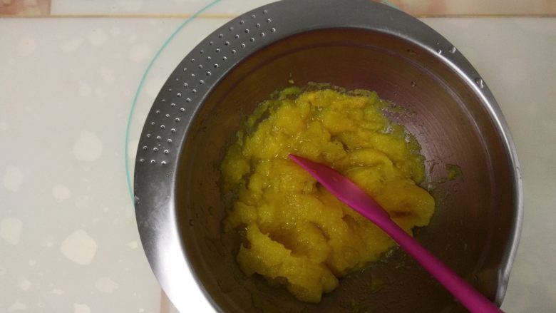 南瓜饼,<a style='color:red;display:inline-block;' href='/shicai/ 53'>南瓜</a>蒸熟后去皮去籽，放入盆中压成泥。