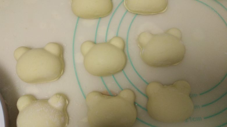 南瓜饼, 轻轻磕出压好的小熊南瓜饼