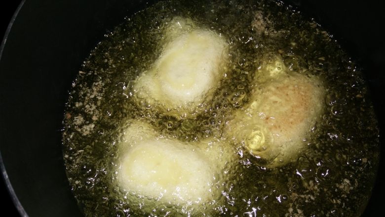 南瓜饼,放入油锅中炸至金黄色捞出