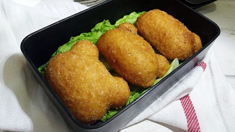 南瓜饼, 用厨房纸巾吸去多余的油脂，放入盘里。