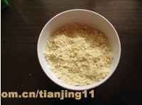 红枣派,筛入低粉和砂<a style='color:red;display:inline-block;' href='/shicai/ 10588'>糖</a>,用手搓成粗玉米粉状