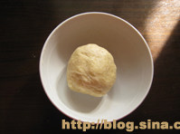 红枣派,倒入清<a style='color:red;display:inline-block;' href='/shicai/ 156925'>水</a>,轻轻揉成面团,静置30分钟