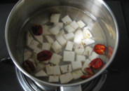 红枣山药羹,<a style='color:red;display:inline-block;' href='/shicai/ 28'>山药</a>去皮切丁，放进锅里煮至<a style='color:red;display:inline-block;' href='/shicai/ 28'>山药</a>熟即可