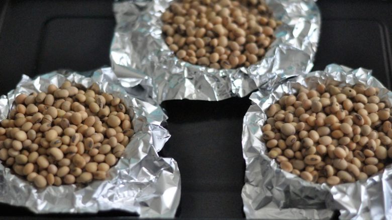 法式水果塔,在挞皮上放上一张油纸或者锡纸,压上石子或者豆子,烤箱预热190度,烤15分钟,取出豆子后再烤10分钟。