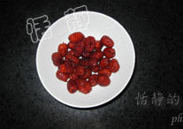 炒红枣茶,<a style='color:red;display:inline-block;' href='/shicai/ 2470'>红枣</a>用温水泡发，洗净