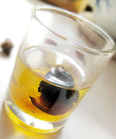炒红枣茶,用勺子或者筷子压一压再泡