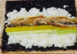 寿司拼盘,在米饭中间摆上黄瓜、蛋饼、大根、烤鳗鱼,以及<a style='color:red;display:inline-block;' href='/shicai/ 432'>肉松</a>和蟹腿肉