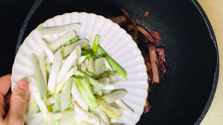 京葱炒肉丝,翻炒至猪肉变色后,加入京葱