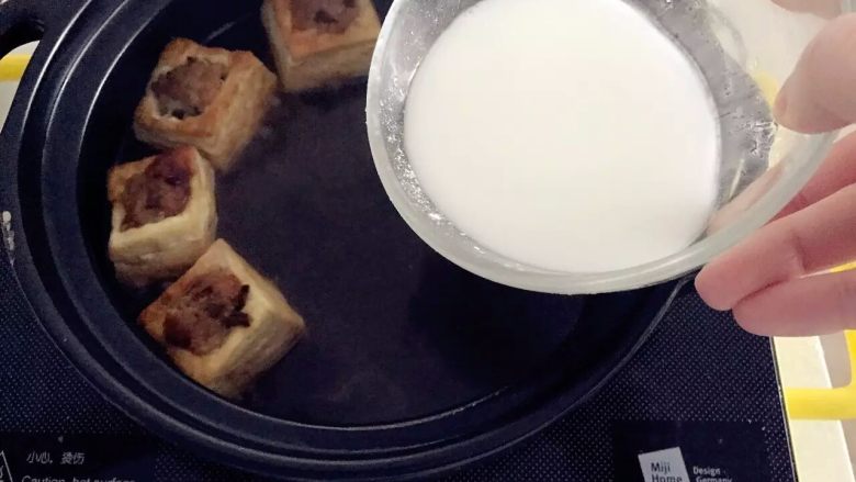 宝宝辅食:豆腐箱(肉末酿豆腐),大火烧开,然后转中小火加盖炖10分钟左右,此时汤汁差不多还剩下一半,然后加入淀粉水勾芡。
》提前准备好淀粉水,10g淀粉加差不多50-60g