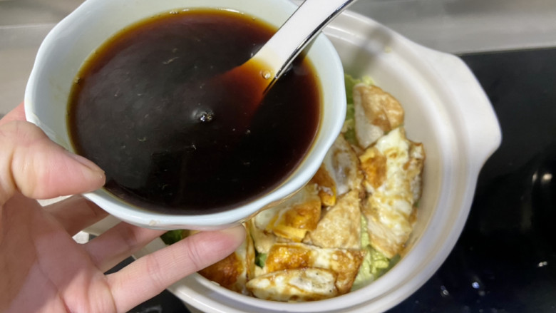 鸡蛋炖豆腐➕煎蛋娃娃菜炖豆腐,倒入准备好的料汁,中火煮开