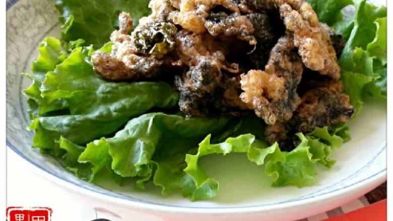 又香又酥炸紫菜,油锅热，<a style='color:red;display:inline-block;' href='/shicai/ 273'>紫菜</a>片裹上鸡蛋液锅里炸至酥脆。