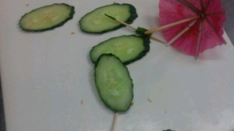 土司果酱香蕉卷,外面均匀拍一层面粉 （注意两端也要拍均匀） 再裹一层蛋液  再裹一层<a style='color:red;display:inline-block;' href='/shicai/ 588'>面包糠</a>  面粉 蛋液 <a style='color:red;display:inline-block;' href='/shicai/ 588'>面包糠</a>每一层都要裹均匀  裹好后去油锅翻动炸均匀至金黄色 （油温不要太高控油好）捞出控油 放吸油纸上   趁热用刀切段 摆入盘子 滴上喜好的果酱即可