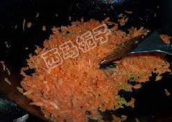 胡萝卜素馅饺子,<a style='color:red;display:inline-block;' href='/shicai/ 25'>胡萝卜</a>擦丝剁烂，用油炒软