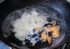 香脆糖醋荸荠素肉片,锅中注入水,烧开下入荸荠片 胡萝卜片 木耳焯水后沥干水分