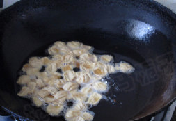 香脆糖醋荸荠素肉片,锅中注入油,烧至7成热,下入<a style='color:red;display:inline-block;' href='/shicai/ 82611'>大豆拉丝蛋白</a>片