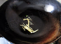 香脆糖醋荸荠素肉片,锅中留底油,爆香姜丝