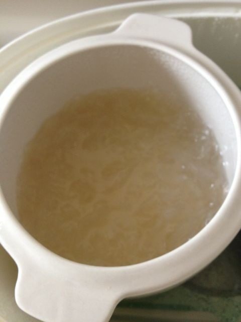 冰糖燕窝,用电炖盅隔水炖40~60分钟'加<a style='color:red;display:inline-block;' href='/shicai/ 866'>冰糖</a>再炖煮10分钟即可。