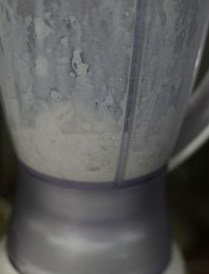 山药蜜乳泥,用冰激淋勺取出,便是这样的球状,再浇上巧克力浆装饰即可