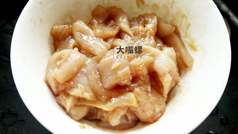 土豆“排骨”の鸡胸肉丨大嘴螺,在切好的鸡胸肉钟放入卤水腌制半小时左右，好欢螺的卤水香味浓厚，不需要再另加入调味盐提味