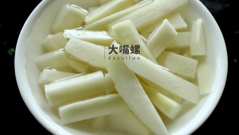 土豆“排骨”の鸡胸肉丨大嘴螺,切好的土豆可先放入清水中浸泡等待使用,这样也可以清洗掉少许淀粉便于烹饪,也能防止土豆氧化变黑