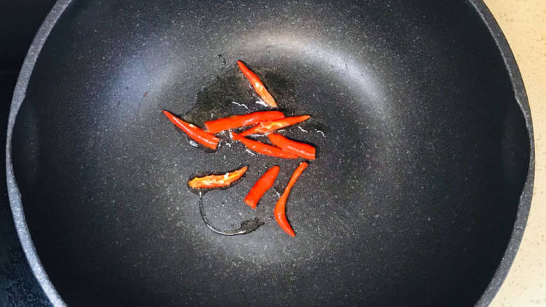 苦瓜炒藕,起油锅,加入红辣椒,煸炒出辣味