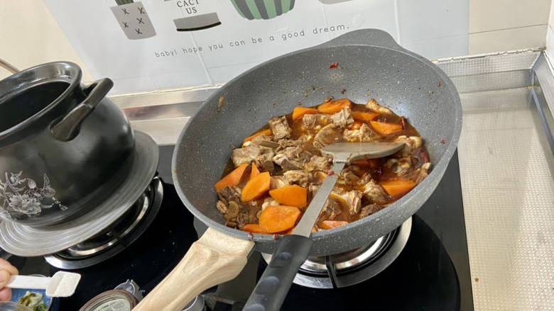 红烧羊肉煲➕胡萝卜煲羊排,加入羊排汤,没过食材七八成即可