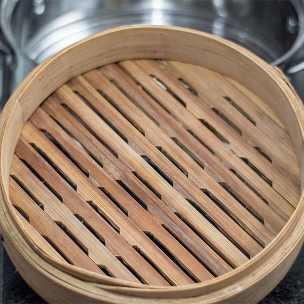 蒸糯米、黑米饭（可作寿司饭）,在竹蒸笼上铺上纱布或蒸笼布（没有竹蒸笼的也可以用蒸锅配的蒸笼），将泡好的糯米黑米分别放入（泡米的水倒掉不要了）。