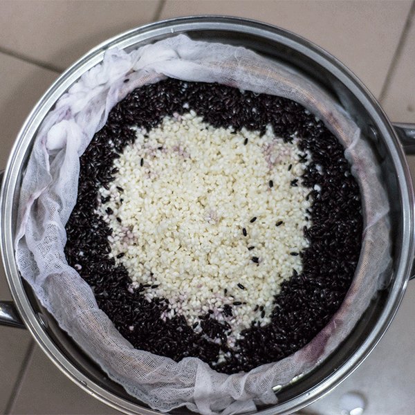 蒸糯米、黑米饭（可作寿司饭）,蒸锅里加入2000ml水，用中到大火蒸一小时。