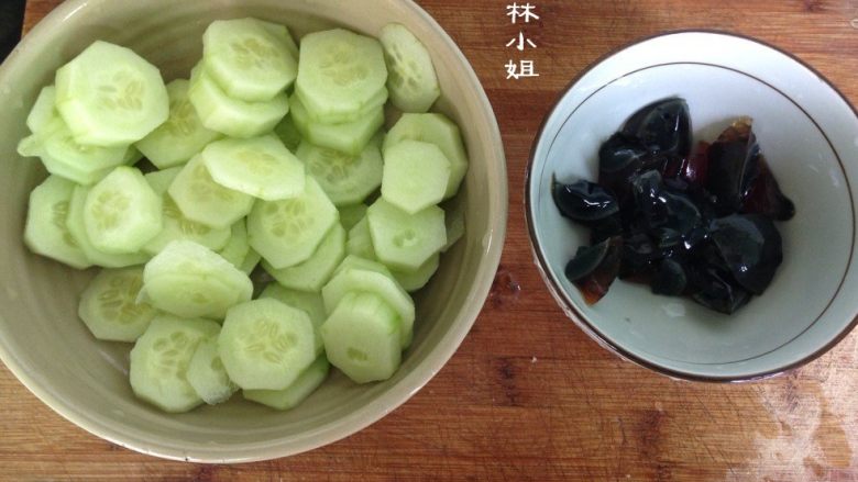 皮蛋黄瓜汤 ,切吧切吧，都切了吧。<a style='color:red;display:inline-block;' href='/shicai/ 54'>黄瓜</a>不要切的太薄，稍微厚点，皮蛋么就切成小块啦！