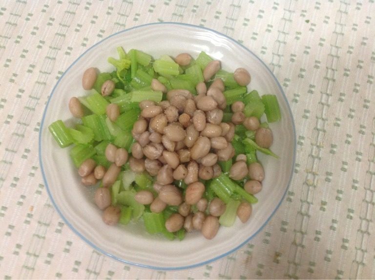 凉拌西芹花生米