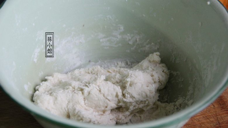 南瓜面疙瘩,取面粉,倒入水先用筷子搅拌,差不多成团后,用手稍微的揉一下,千万不要揉的太仔细哦,要如图粗糙状