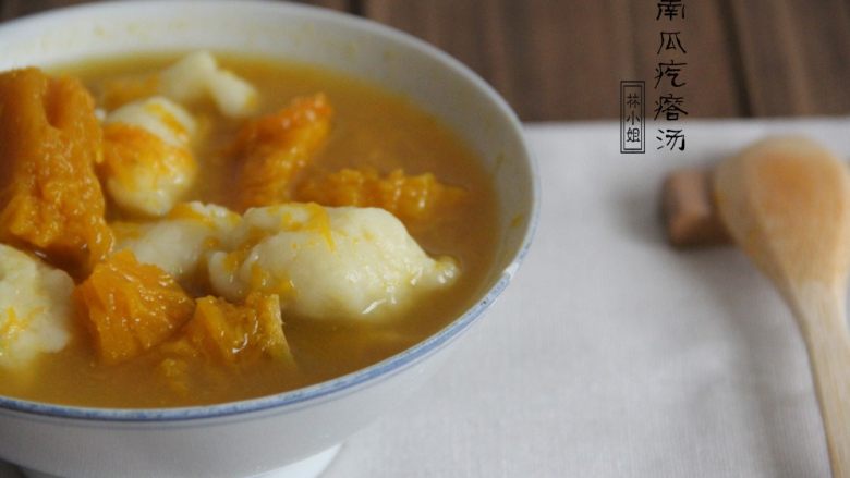 南瓜面疙瘩,待面团煮熟即可出锅,入碗后加入白糖调味,这时的南瓜已经煮烂,每一口汤都有南瓜的香味。